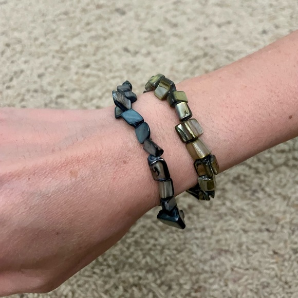 Beautiful Hawaiian Iridescent Shell Bracelet - Picture 2 of 2